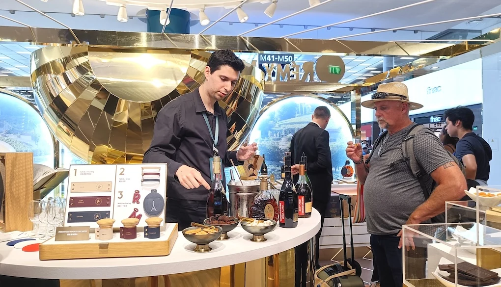 Visitors discovering Rémy Martin at the tasting counter in Paris